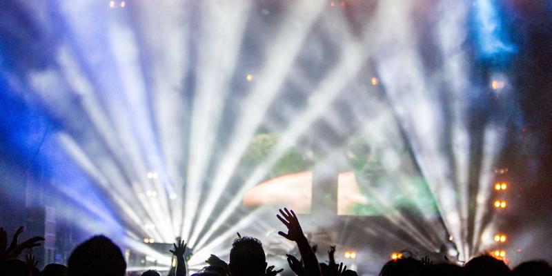 乐乐1061是什么电台？深度解析其频率、覆盖范围与社区生活平台价值